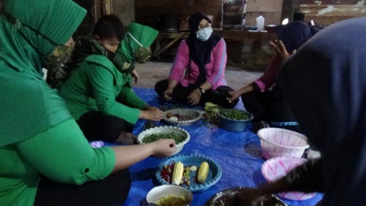 Persit Bersama Bhayangkari Tambakrejo, Bantu Masak Untuk Anggota Satgas TMMD Bojonegoro